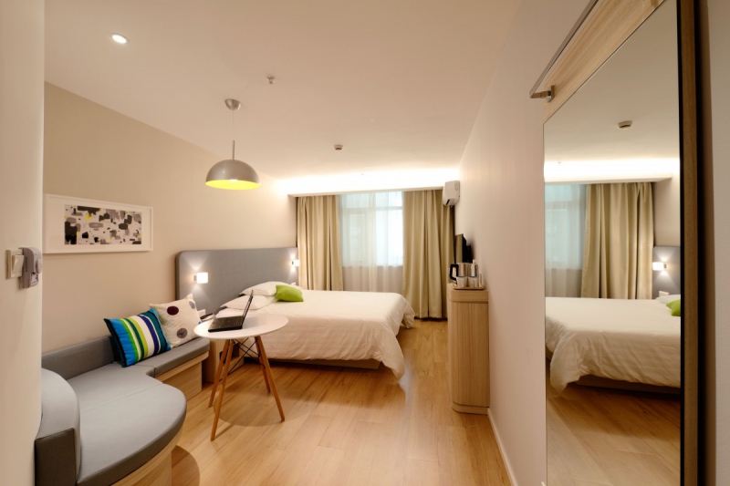 hotel-ENTRAUNES-min_hotel_guest_room_new-634601